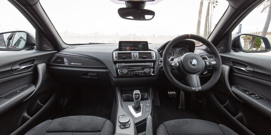 Торпедо BMW M140i Performance Edition (F20) 2017 года  (AU) (фото 4 из 25)